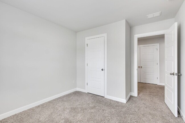 Building Photo - Two-story 3BR/2.5BA townhome in Foxcroft T...