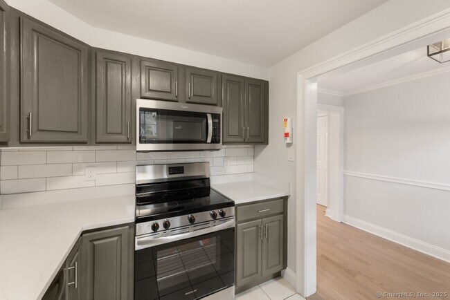Building Photo - 10 Clarmore Dr
