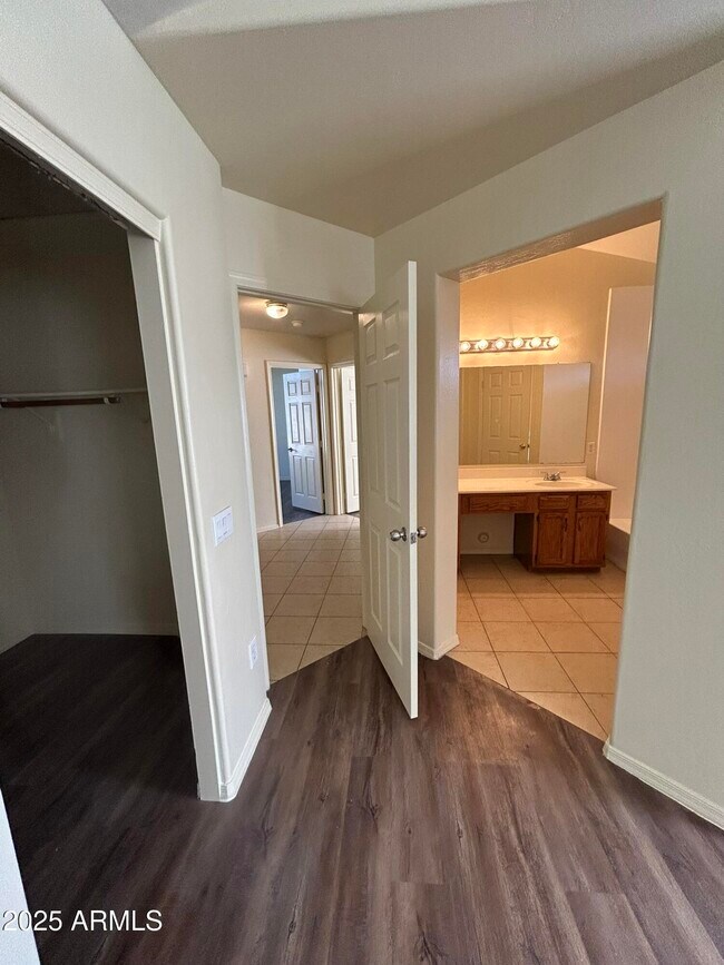 Building Photo - 1433 E Park Ave