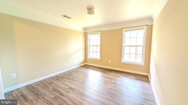 Building Photo - 211 Shirley Square SE