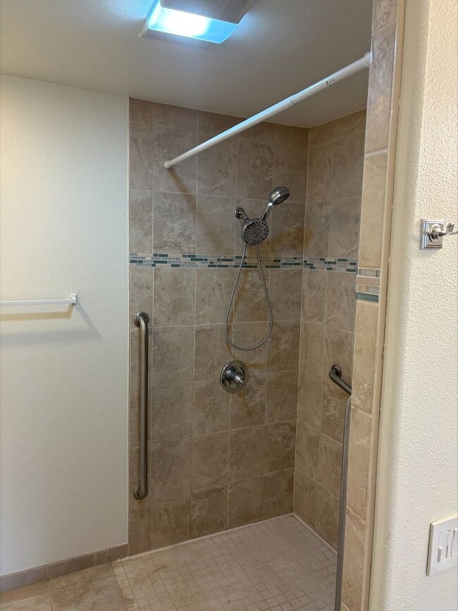 Building Photo - Felida 4 Bedroom with ADA bathroom