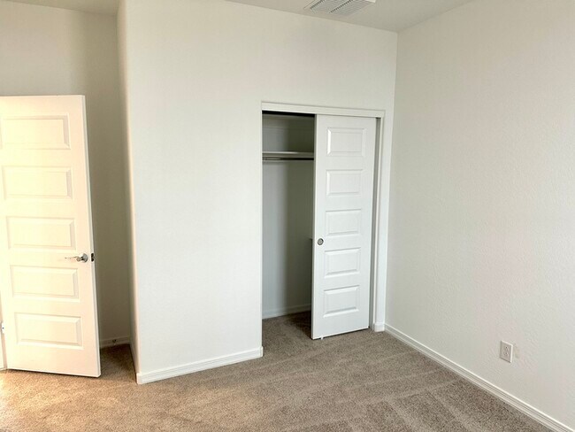 Building Photo - Fantastic 10 month new Taylor Morrison hom...
