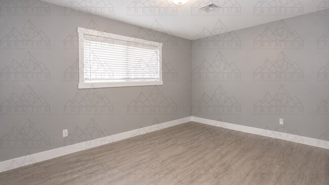 Building Photo - Renovated 3 bed 2 bath!