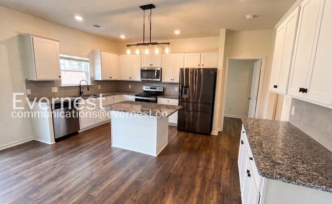 Building Photo - 5 Bed/5 Bath Home with 3 Car Garage / Pet-Friendly / Available Now!