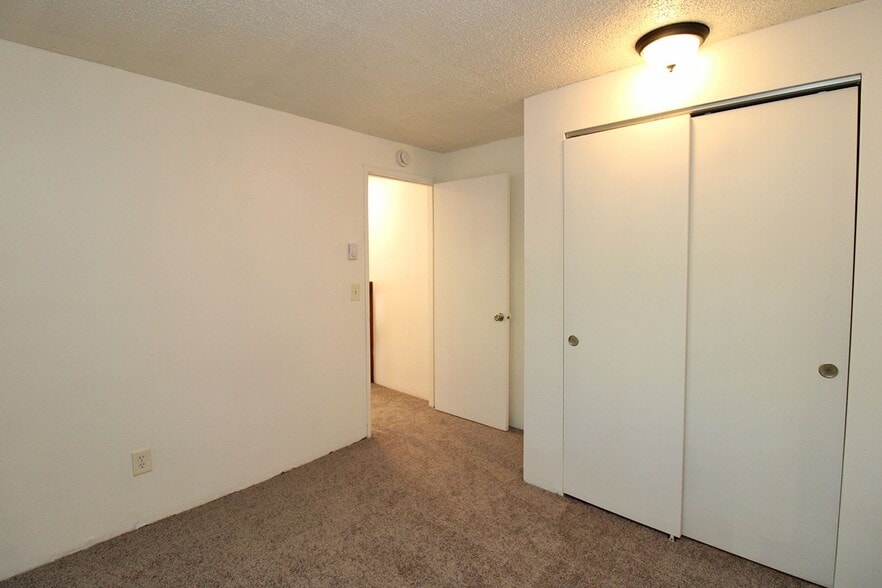 Building Photo - 5704 SW Beaverton Hillsdale Hwy