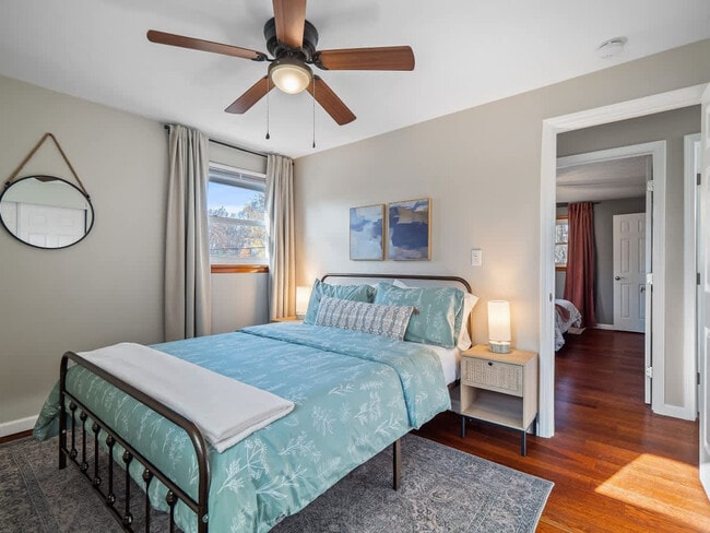 Building Photo - 4861 Pineview Dr