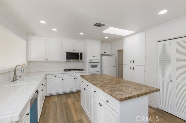 Building Photo - 16642 Los Alimos St