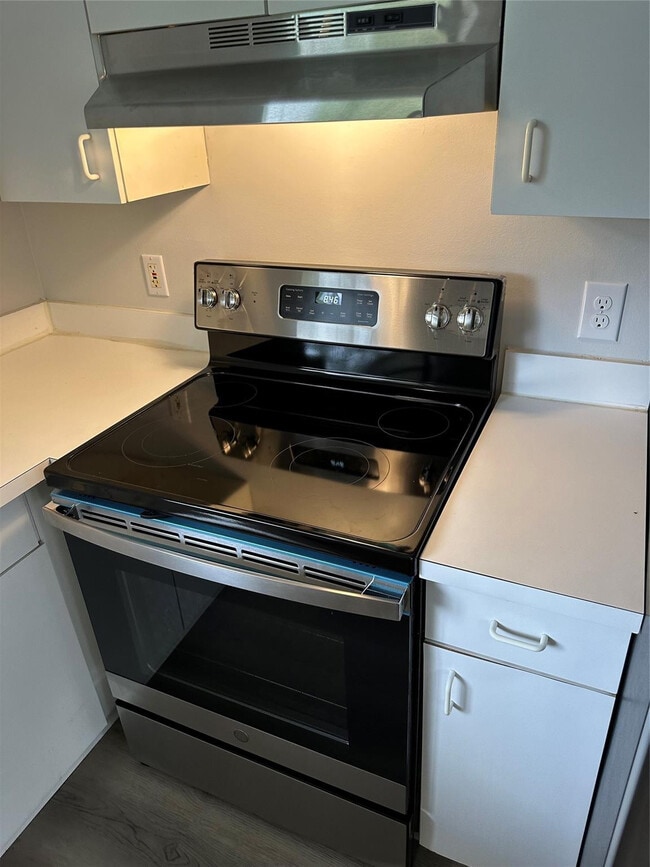 Building Photo - 2825 Stoneway Ln