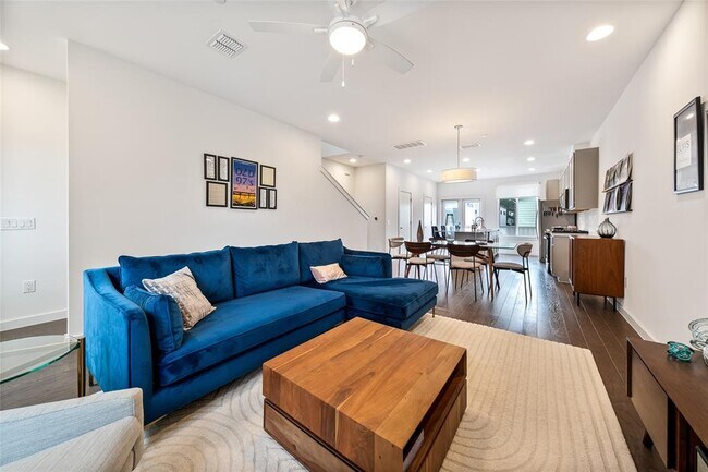 Building Photo - 814 N Bluff Dr