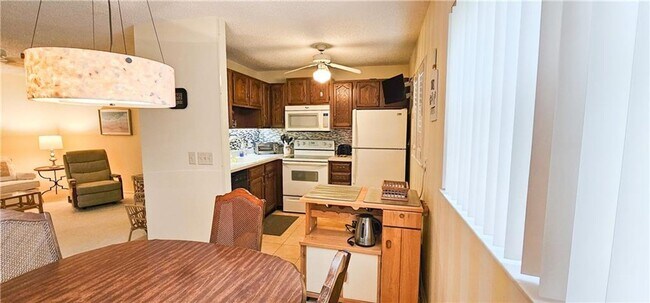 Building Photo - Annual Fully Furnished 2/2 Condo with Golf...
