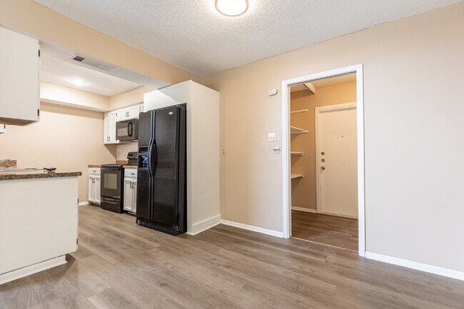 Building Photo - 5814 Pineway St