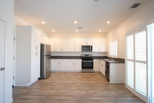 Building Photo - Beautiful Home in Manteca off of the 99, P...