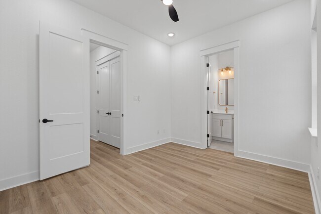 Building Photo - 717 Janisch Rd