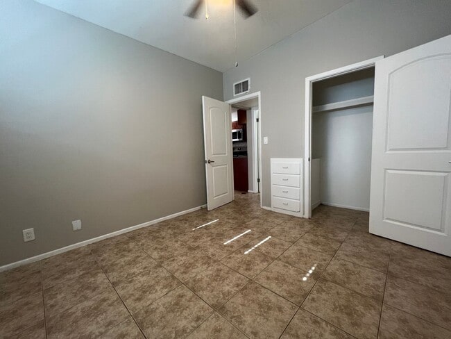 Building Photo - 906 S Mariana St