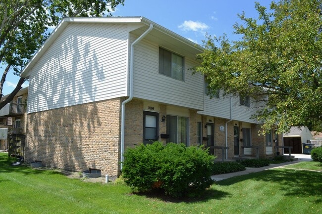 Building Photo - Sublease - 2 Bedroom Townhome Available March 9th, 2026