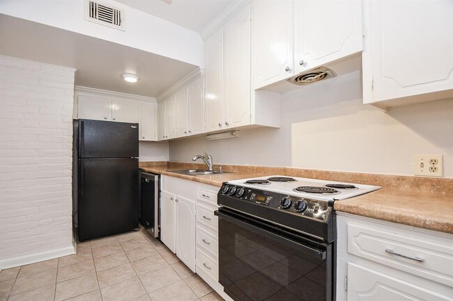 Building Photo - 2824 Briarhurst Dr