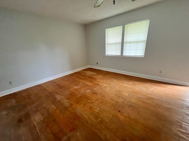 Building Photo - 2 bedroom 2 bath house available