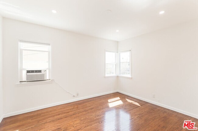 Building Photo - 1533 Meadowbrook Ave