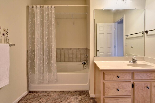 Building Photo - Spacious 3 Bedroom 2.5 Townhome Near Fort Eustis - Granite Kitchen & Fenced In Backyard