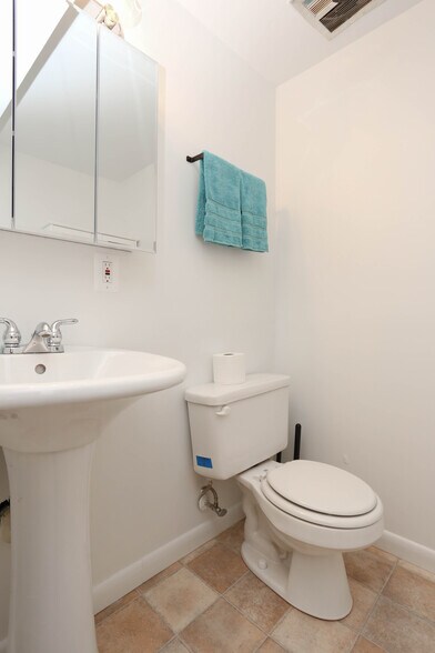 Shared Half Bath - 508 Wellham Ave