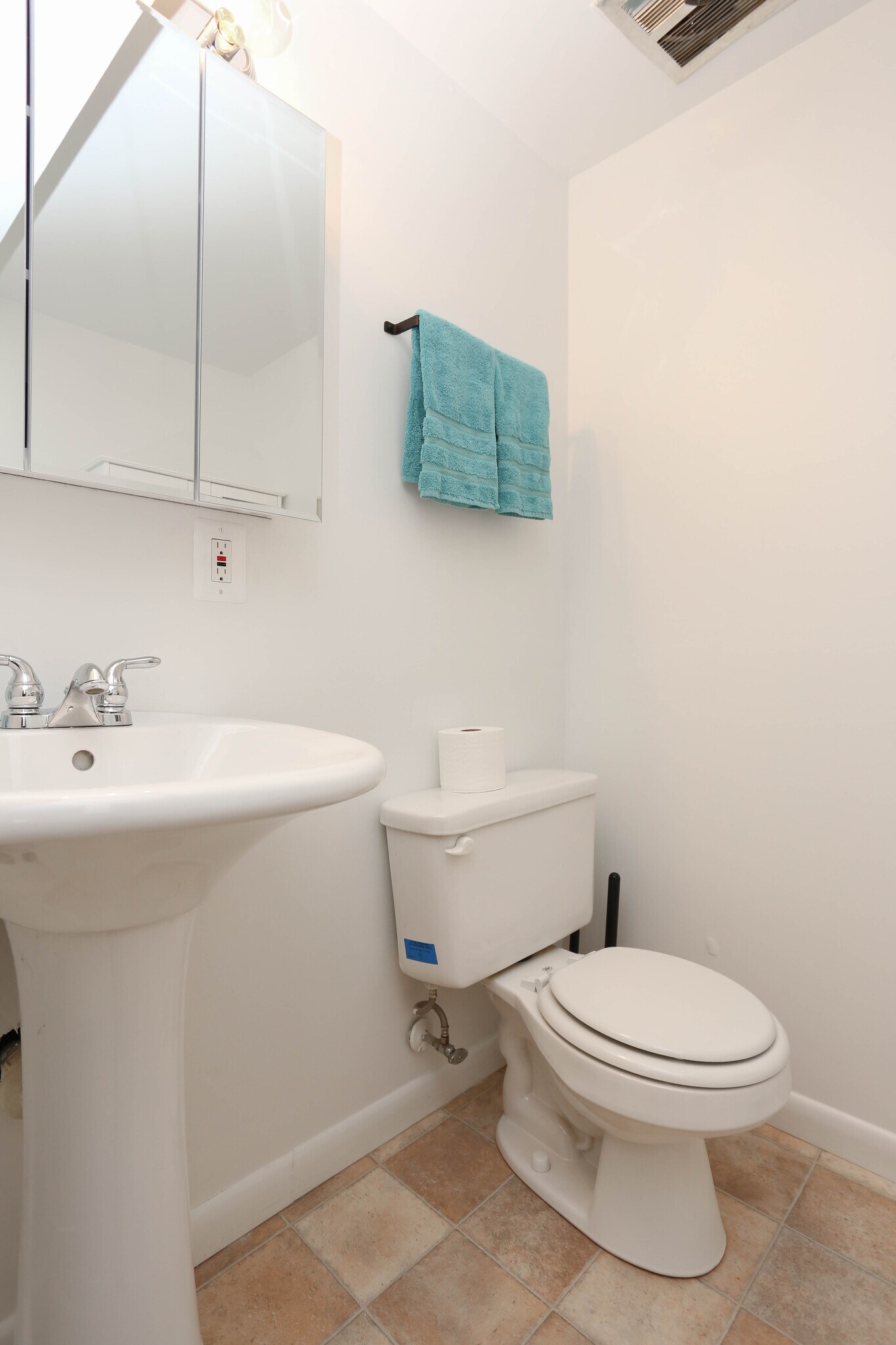 Shared Half Bath - 508 Wellham Ave