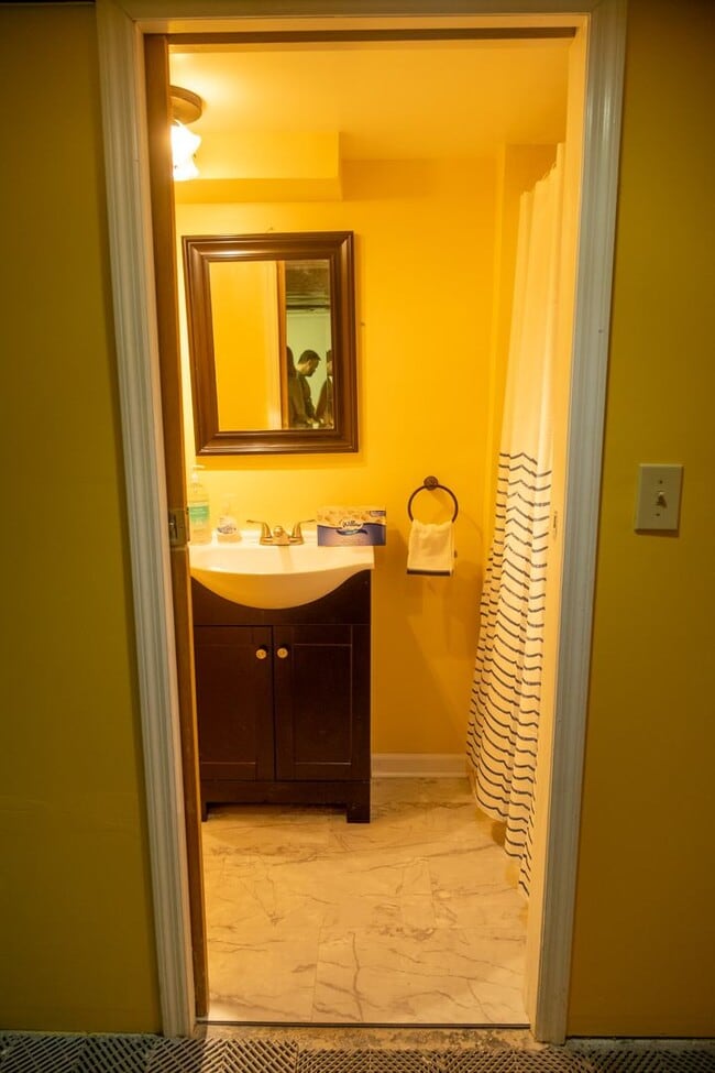 Building Photo - Avon Crest Niskayuna