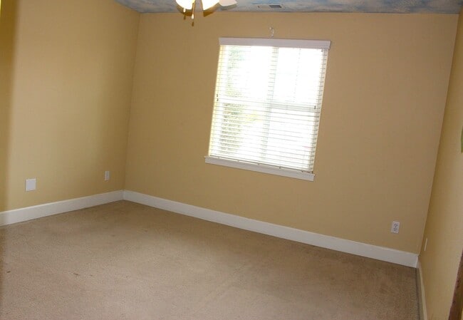 Building Photo - Charming Single-Level Bend Home with New Carpet and Big Yard