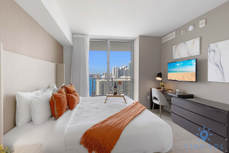 Building Photo - 4010 S Ocean Dr