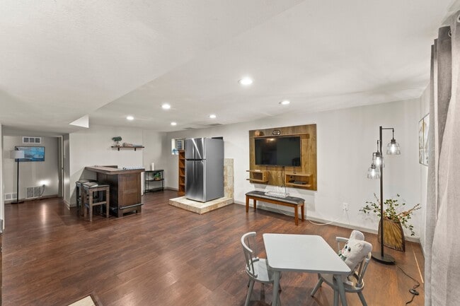 Building Photo - 417 N Coraline St