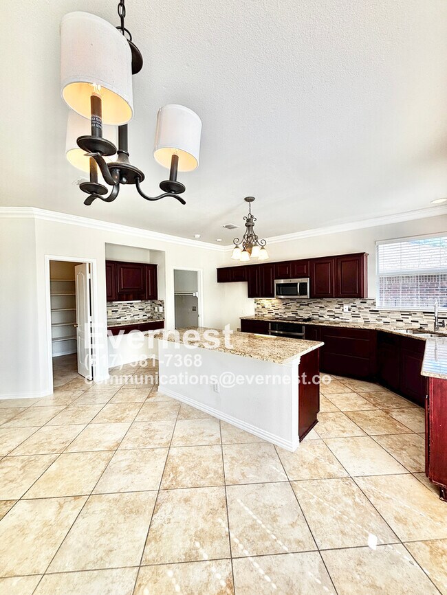 Building Photo - 4-Bedroom Home with Versatile Layout Near ...