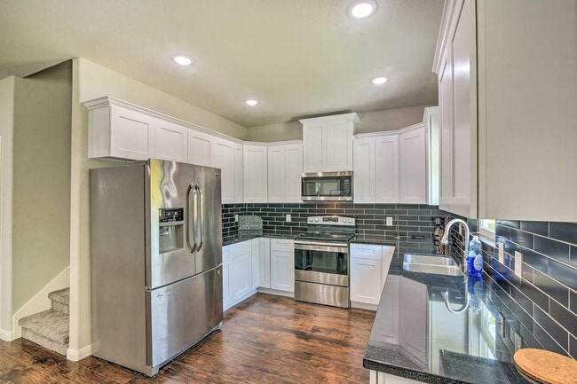 Building Photo - 3510 Oleander Ave