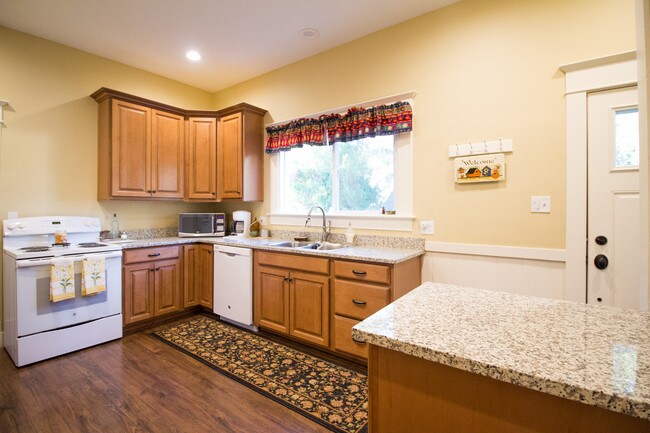 Building Photo - 1321 E Isaacs Ave