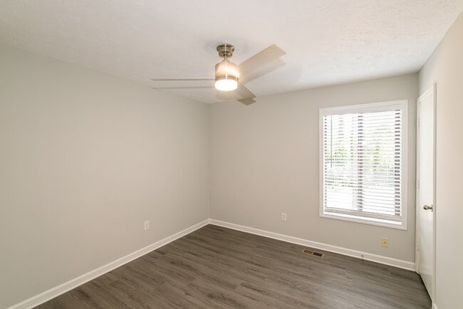 Building Photo - 3941 Kensington Dr