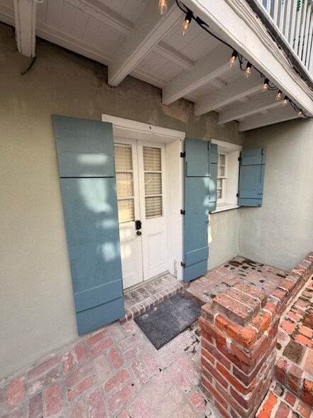 Building Photo - 617 Dauphine St