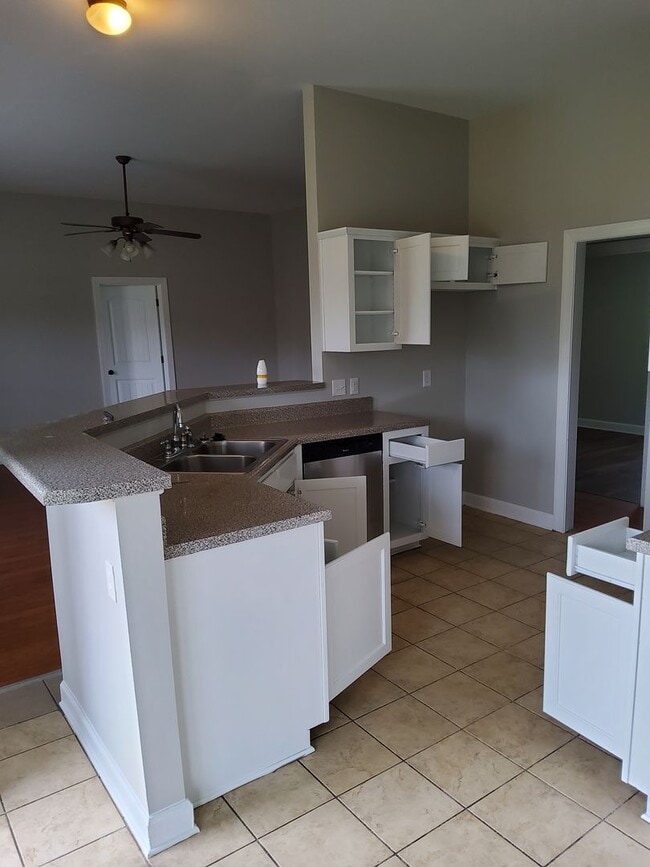 Building Photo - Modern Southaven Home with Two-Car Garage