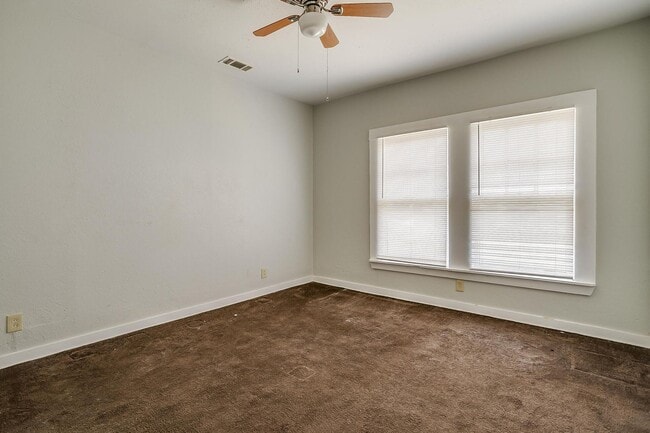 Building Photo - Large 4 Bed, 2 Bath in the heart of Histor...