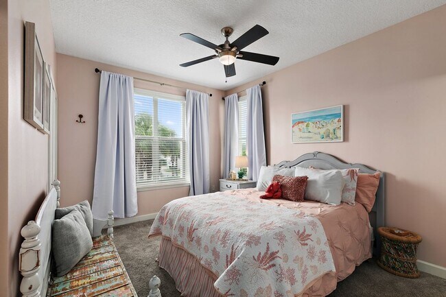 Building Photo - Remodeled Condo with Ocean Breezes!