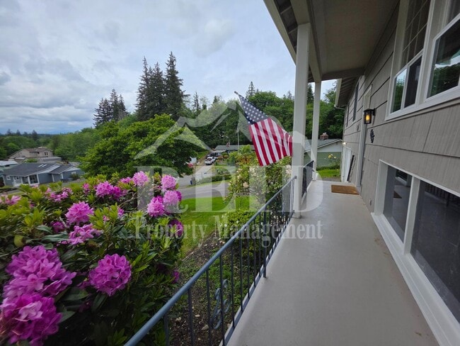 Building Photo - Central Kitsap Home with Large Fenced Yard Close to Shopping, Base, & Kitsap Lake