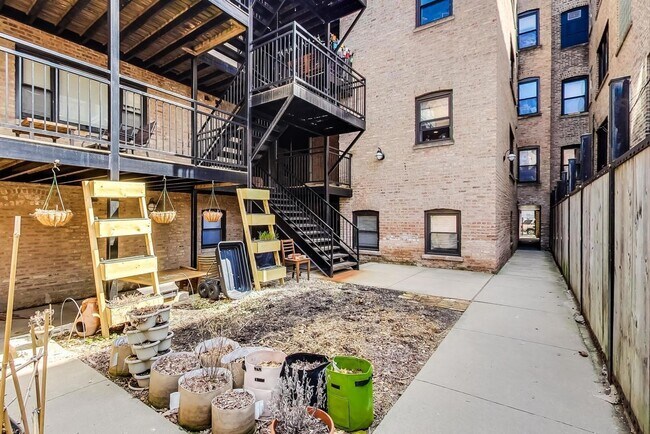 Building Photo - 1910 N Washtenaw Ave