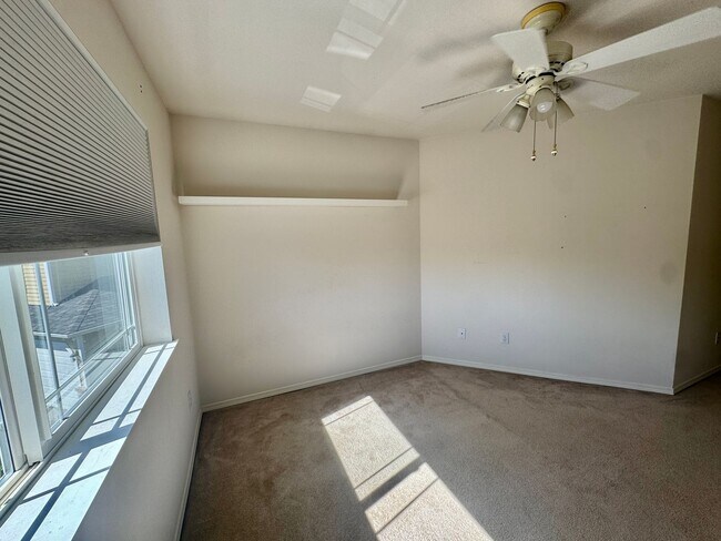Building Photo - Bothell Townhouse