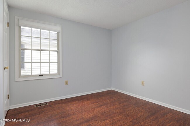 Building Photo - 16 Pinetree Ln