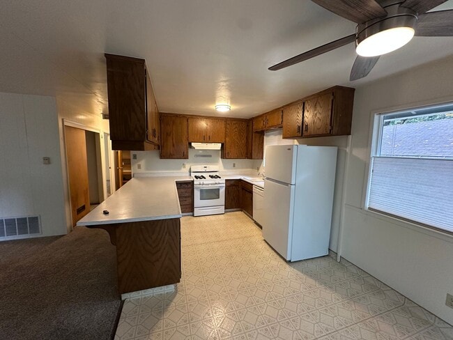 Building Photo - Charming Cascade Shores Retreat 2/1 1,000 ...