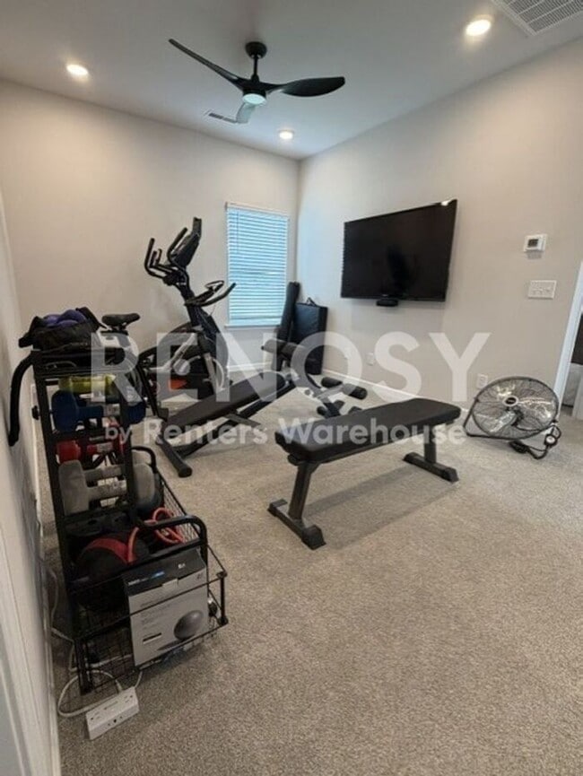 Building Photo - The fully furnished 3 Bedroom 3 bath home is just what you need!