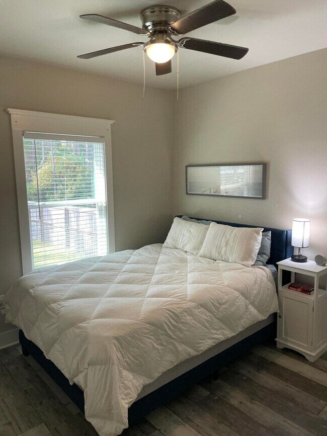 Building Photo - 105 1st St