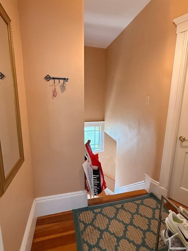 Building Photo - Beautiful, Spacious 2.5 bed in Brighton w/ Parking and Private Laundry!