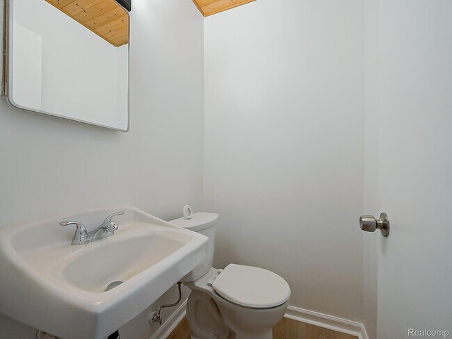 Building Photo - 7580 Thornwood St