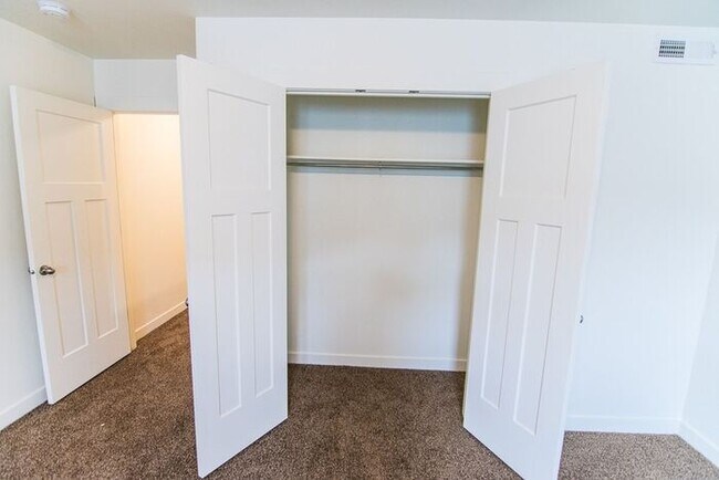Building Photo - THE LOCHS! Gorgeous Townhome First Month Free
