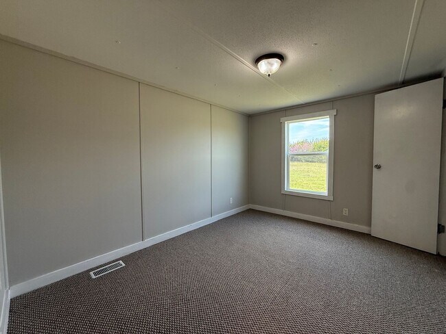 Building Photo - 3 Bedroom 2 Bathroom Mobile Home Located in Mosheim, TN