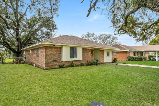 Building Photo - 405 Cherry St