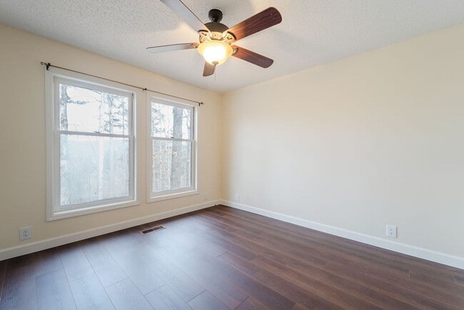 Building Photo - 3 Bed, 2 Bath with a beautiful view of the wooded back yard!!